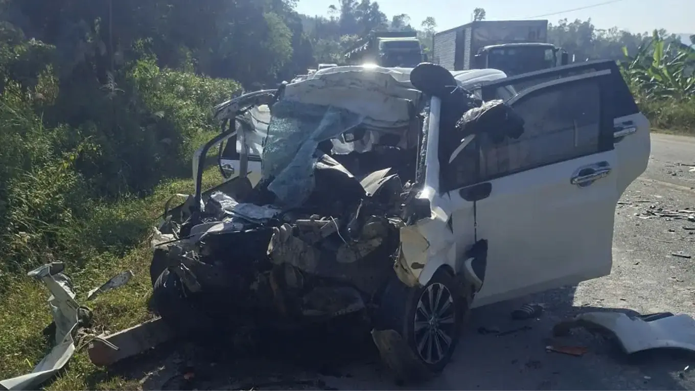 Ô tô lấn làn đâm trực diện vào xe đầu kéo